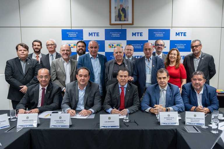 Representantes reunidos no Ministério do Trabalho e Emprego durante anúncio sobre a atualização da NR-1